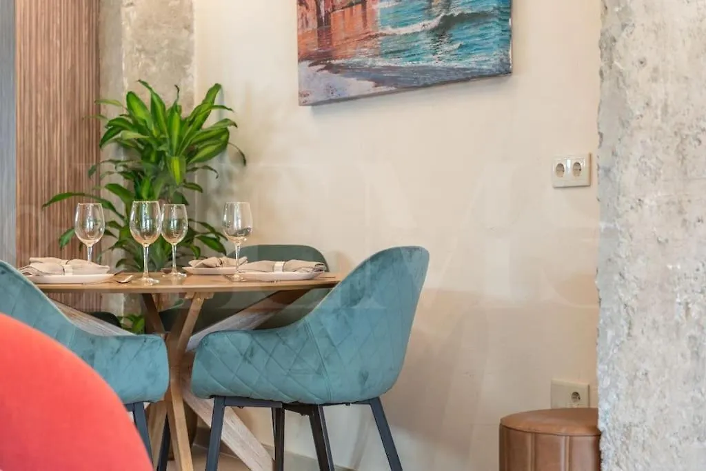 Apartment Art-Lovers Heaven With Balcony In Center By Rems Malaga